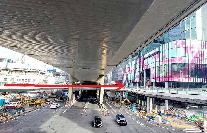 渋谷サクラステージは、JR渋谷駅（写真左手）から西口歩道橋デッキで国道246号（手前の道路）の上空を抜けた目の前に立つ。歩道橋デッキの上は首都高速道路だ（写真：日経クロステック）