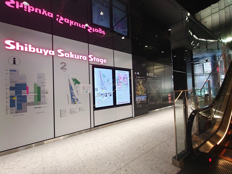 SHIBUYAタワーの2階エントランス付近。駅から歩道橋デッキを渡ると、2階の「桜丘広場」に着く（写真：日経クロステック）