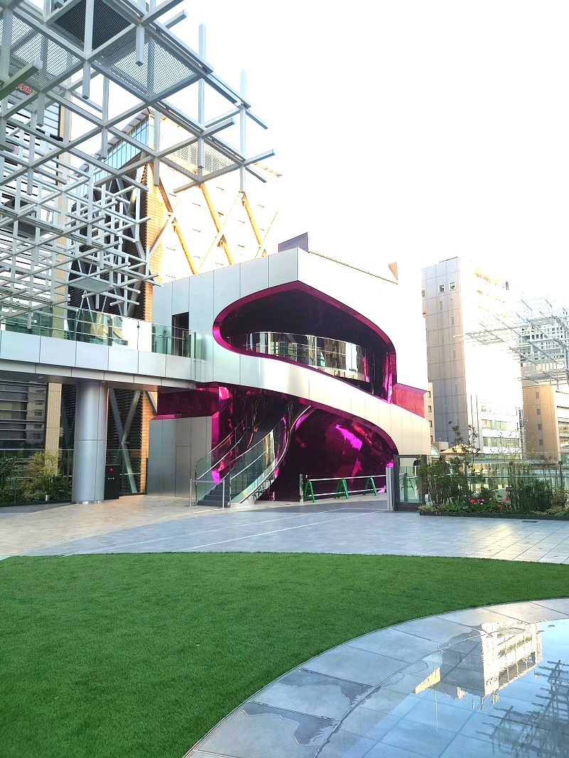 にぎわいSTAGEには街のシンボルとして、渋谷と桜丘に共通するイニシャル「S」をかたどった2階建ての建築物「しぶS（エス）」を設けた（写真：日経クロステック）
