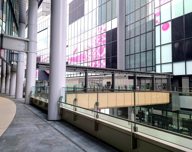 SHIBUYAサイド（A街区）とSAKURAサイド（B街区）を2階レベルでつなぐ歩行者デッキ。真下を通るのが、新たに整備された都市計画道路（補助線街路第18号線）で恵比寿方面に続く（写真：日経クロステック）