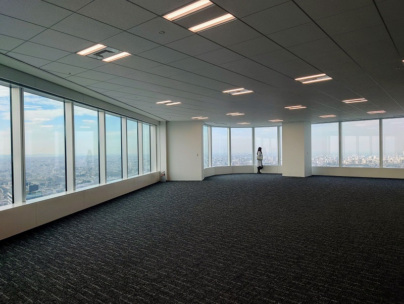 SHIBUYAタワーのオフィスフロア。写真は37階で賃貸面積は約2880m2、天井高は約2.8m。このフロアで300〜350人が働ける。窓からは渋谷のスクランブル交差点などを見渡せる（写真：日経クロステック）