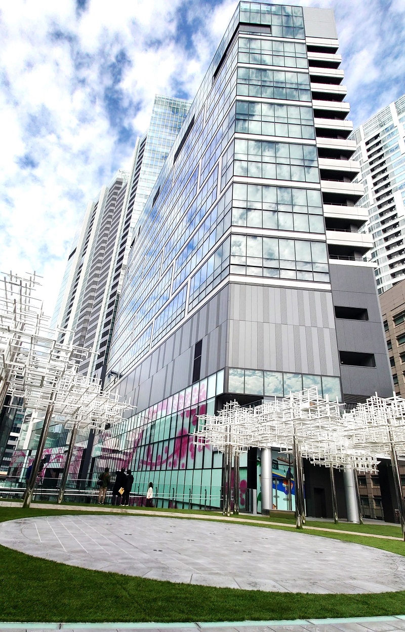 SHIBUYAタワーと低層部が一体になっているセントラルビル。高さは約90m。手前は先述のにぎわいSTAGE（写真：日経クロステック）