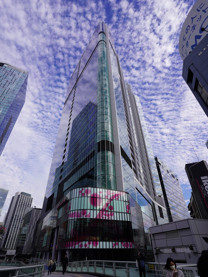 渋谷駅西口の歩行者デッキから撮影したSHIBUYAタワー（写真：日経クロステック）