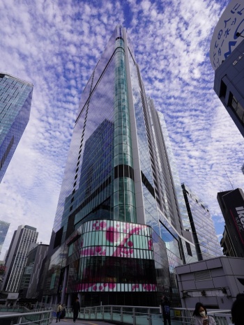 渋谷駅西口の歩行者デッキから撮影したSHIBUYAタワー(写真:日経クロステック)