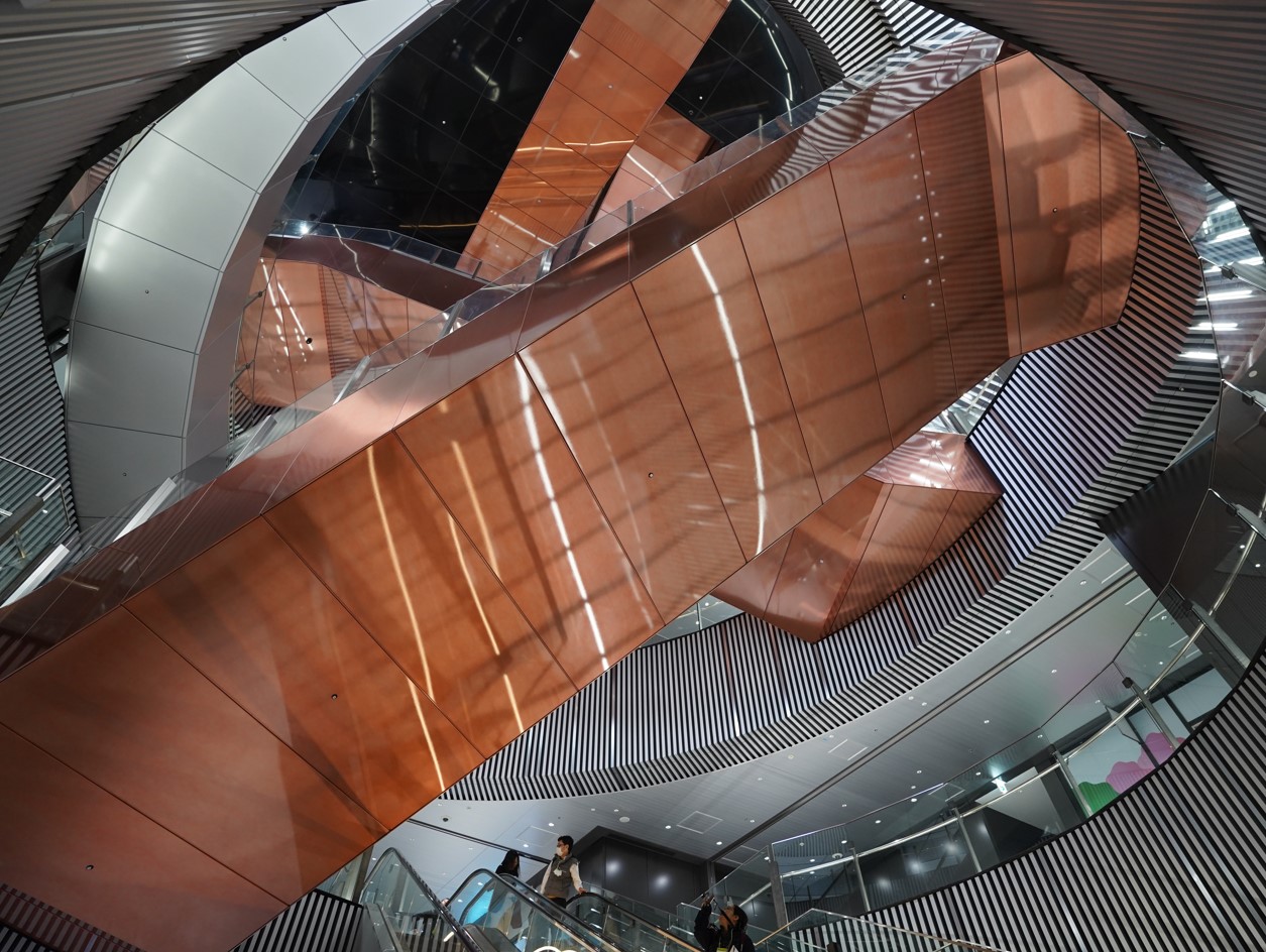 SHIBUYAタワーの地下2階から地上3階までをつなぐ縦軸動線「アーバン・コア」（写真：日経クロステック）