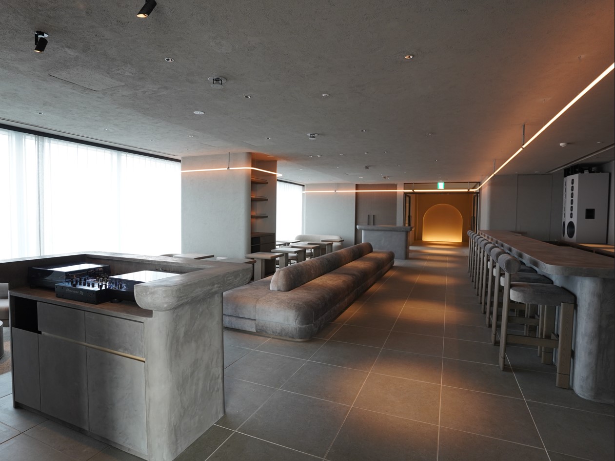SHIBUYAタワーの38階には、起業支援施設「manoma」が開業する。写真はmanoma内にあるラウンジバー（写真：日経クロステック）