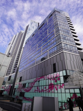 セントラルビルの外観。SHIBUYAタワーとは、地下4階から地上8階までつながっている(写真:日経クロステック)