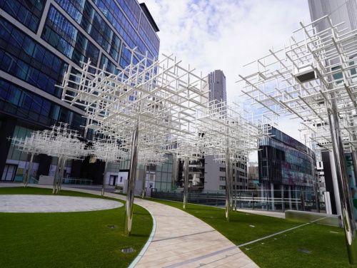 SHIBUYAサイドとSAKURAサイドをつなぐ広場の「にぎわいSTAGE」(写真:日経クロステック)