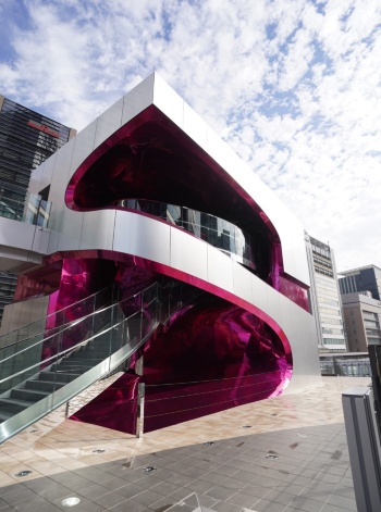 「にぎわいSTAGE」内には、渋谷桜丘(Shibuya Sakuragaoka)のイニシャル「S」をモチーフにした屋外階段「しぶS」を設置。渋谷の新しいランドマークとして期待される(写真:日経クロステック)