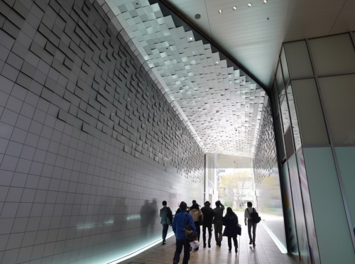 「にぎわいSTAGE」とつながり、SAKURAタワーを貫通する通路(写真:日経クロステック)