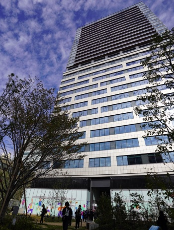 「はぐくみSTAGE」から見たSAKURAタワー(写真:日経クロステック)