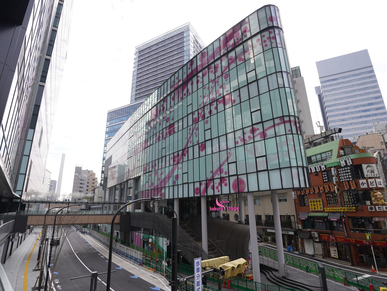 SAKURAサイドに位置する「SAKURAテラス」。主に店舗が入る。桜をイメージしたファサードを採用した（写真：日経クロステック）