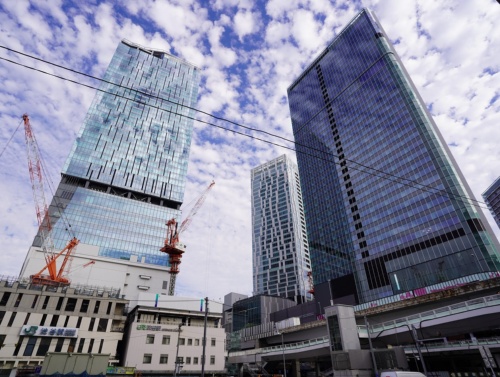 高層タワーが立ち並ぶ。左が「渋谷スクランブルスクエア」、中央が「渋谷ストリーム」、右が渋谷サクラステージ(写真:日経クロステック)