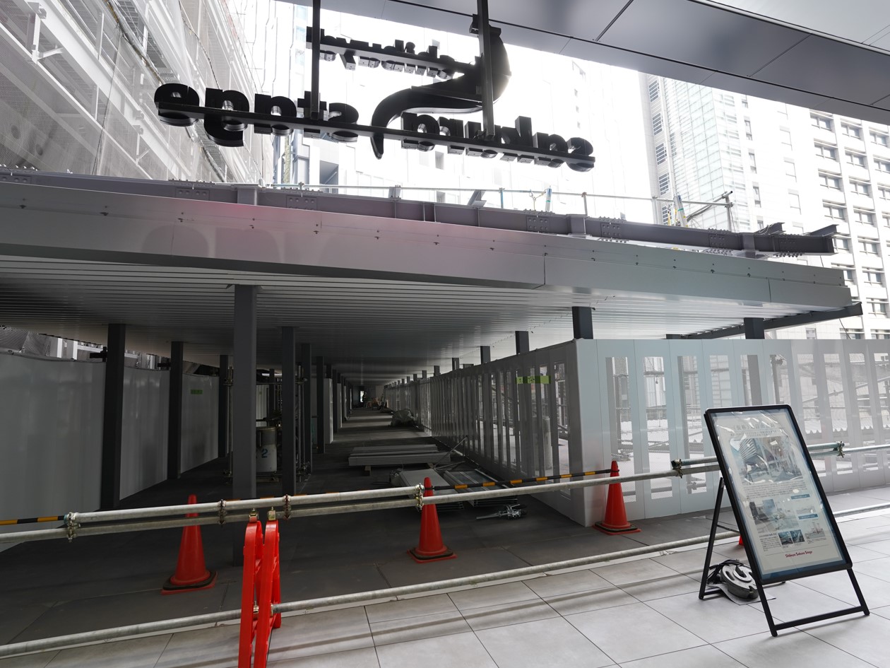 JR線の上を通って「渋谷ストリーム」と渋谷サクラステージをつなぐ「北自由通路」。2023年12月1日に開通した（写真：日経クロステック）