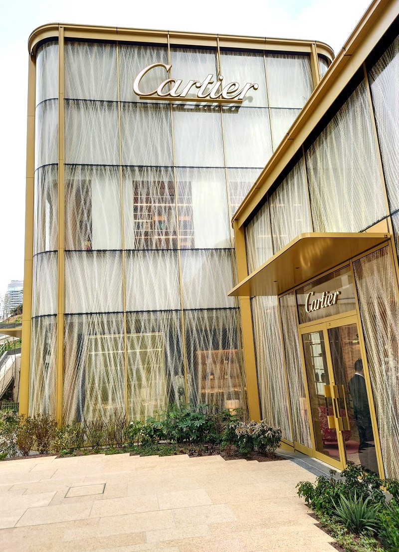「カルティエ ブティック 麻布台ヒルズ店」の外装デザインは永山祐子建築設計が担当。ガラスに描いた曲線ラインで動きのある揺らぎを表現（写真：日経クロステック）