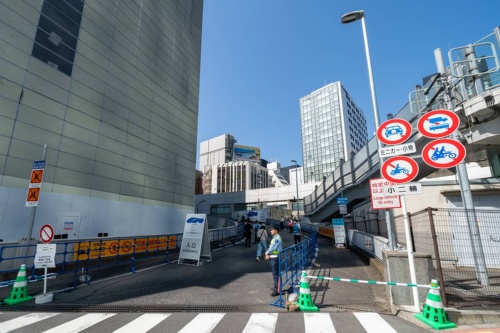 KK線の新橋入り口。通常時、大型車などは通行できない(写真:大上祐史)