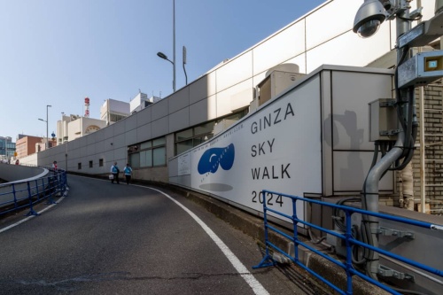 GINZA SKY WALK 2024のロゴが大きく掲示されている(写真:大上祐史)