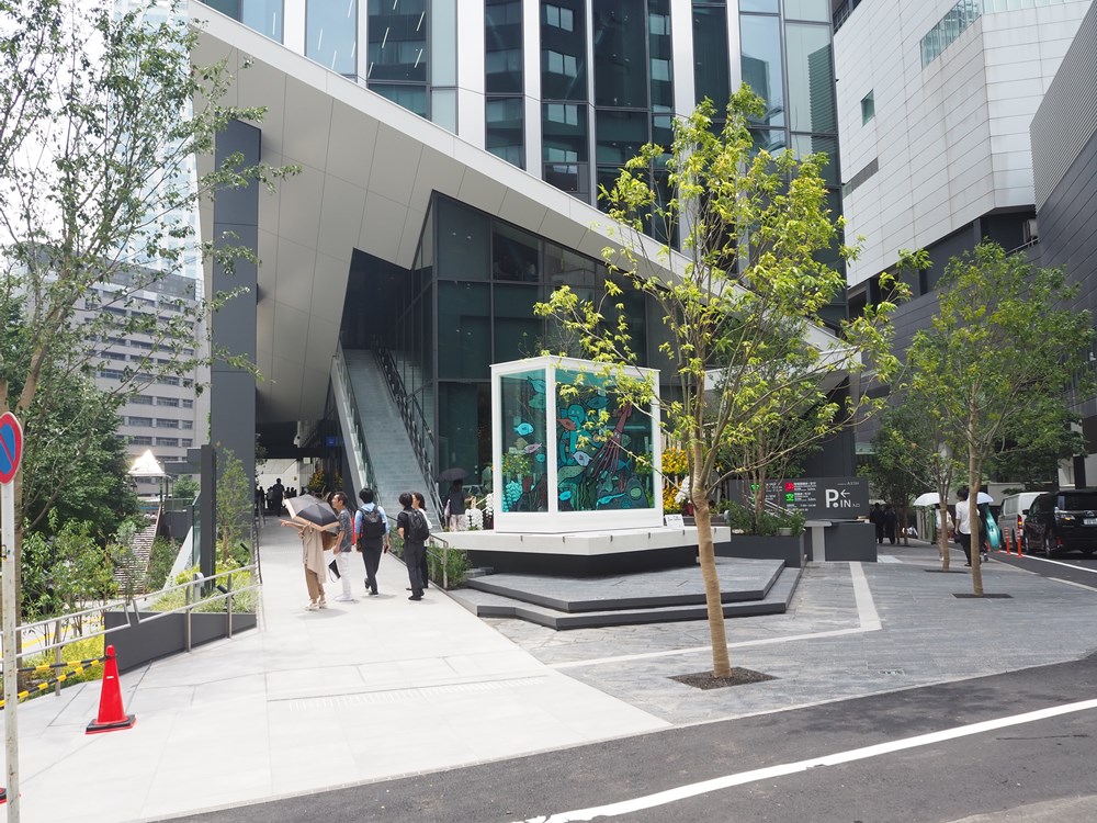 青山側の広場「AOスポット」。中心にパブリックアートを設置した。再開発組合に参加するNANZUKAがキュレーションを担当し、定期的に作品を入れ替える（写真：日経クロステック）