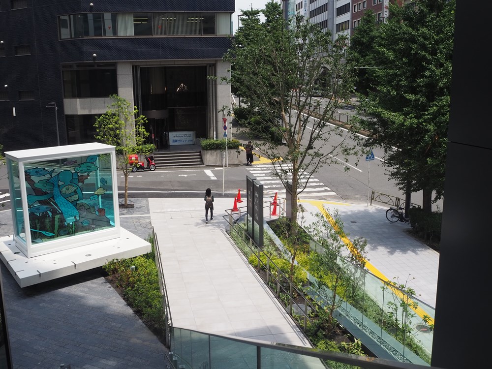 渋谷アクシュから青山方向を見る。写真右を通るのが青山通り。広場から通りまでスムーズにつながる（写真：日経クロステック）