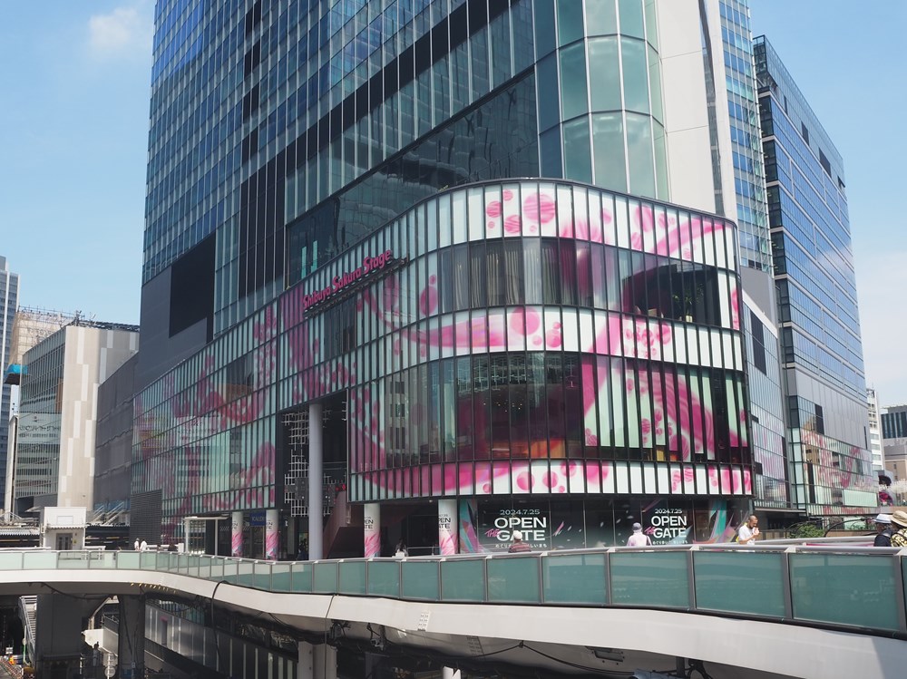 渋谷駅西口の歩行者デッキから見た大規模複合施設「Shibuya Sakura Stage（渋谷サクラステージ）」のSHIBUYAタワー。地上4階など新たな商業エリアがオープンした（写真：日経クロステック）