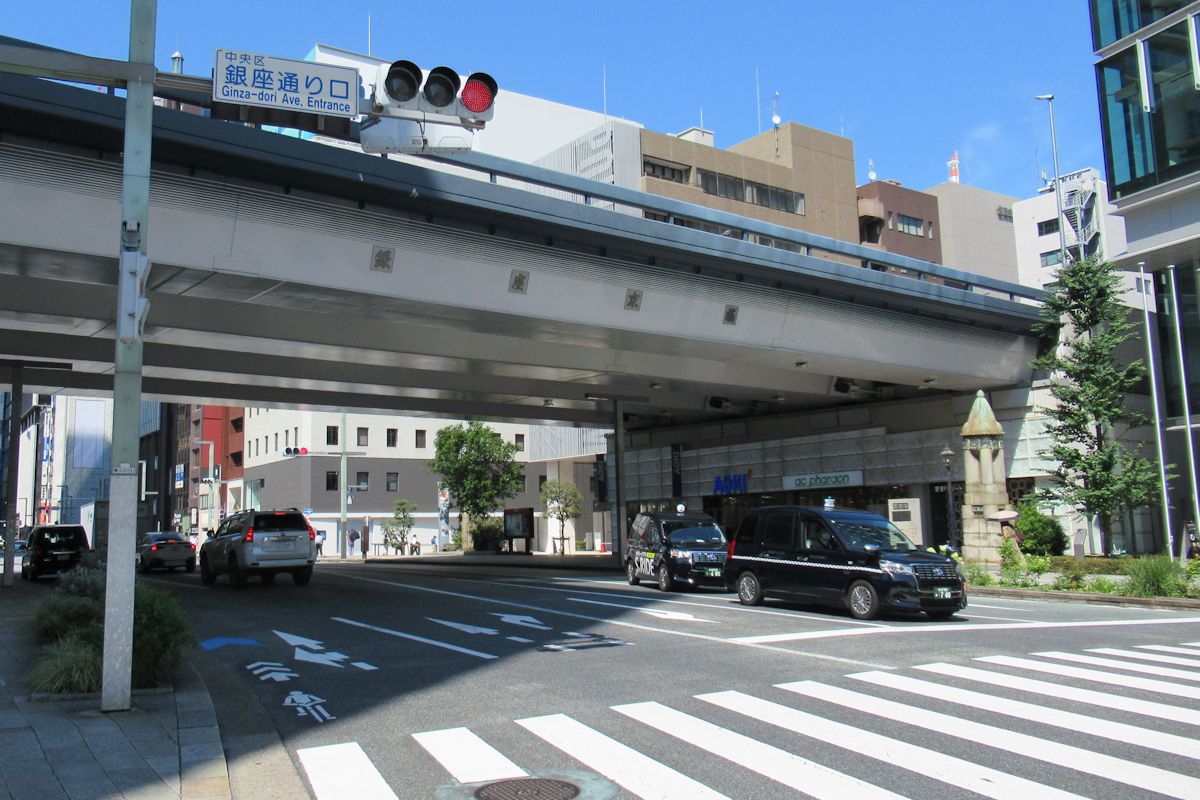 東京・銀座の北端部を通るKK線の高架橋。このほぼ真下に新京橋連結路のトンネルを建設する（写真：日経クロステック）