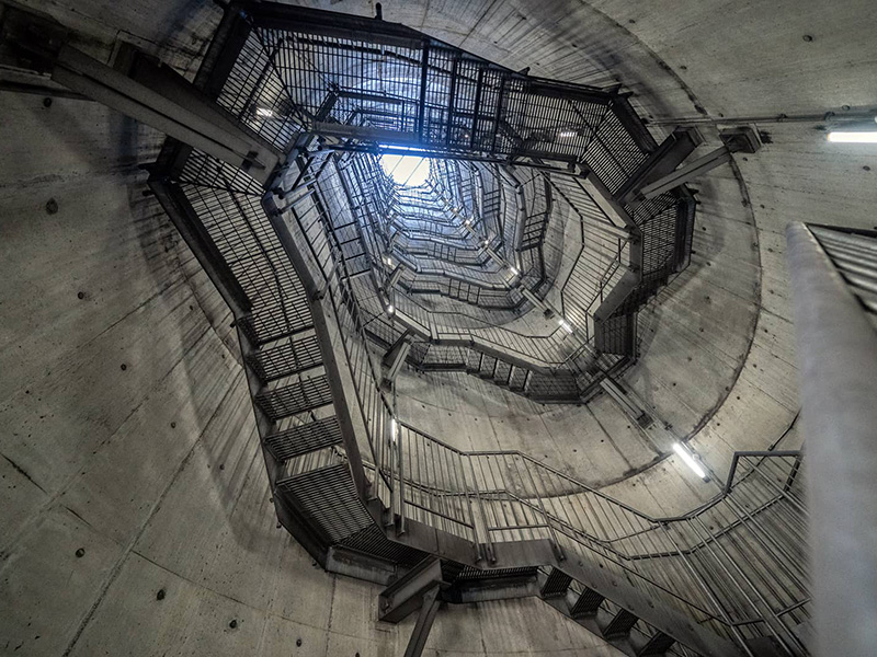 築地虎ノ門トンネル、巨大アートのような換気塔内部を見上げる
