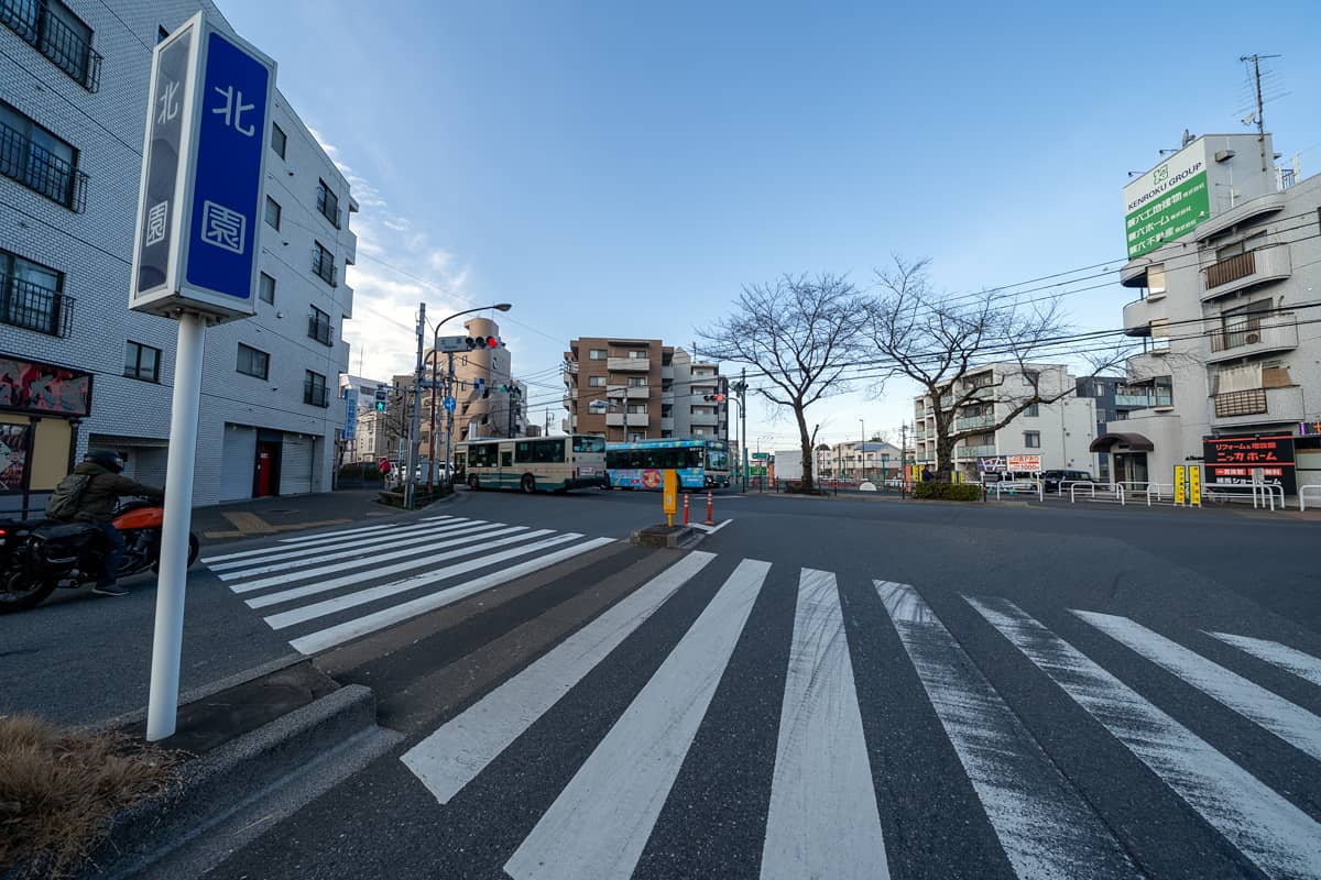 都心を背にした北園交差点。前方が放射7号線東側区間（写真：大上 祐史）