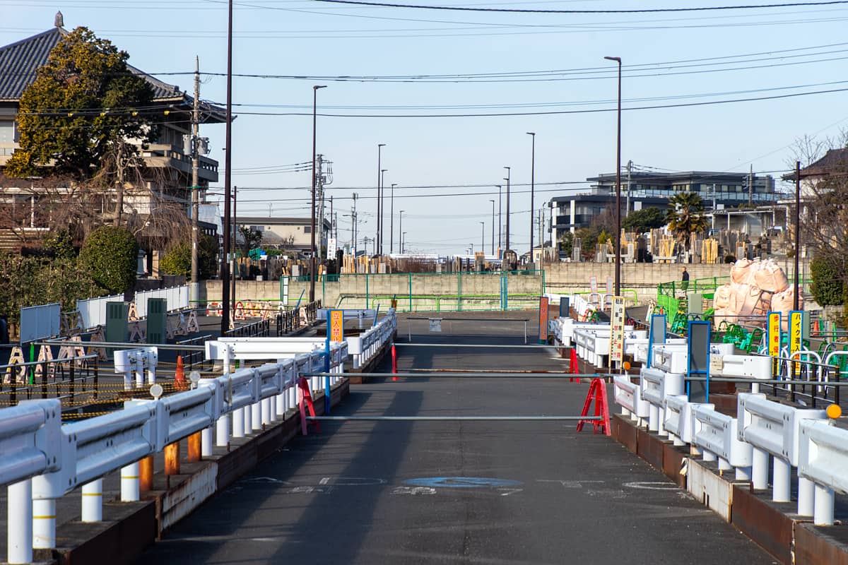道路予定地にある寺院と墓地（写真：大上 祐史）