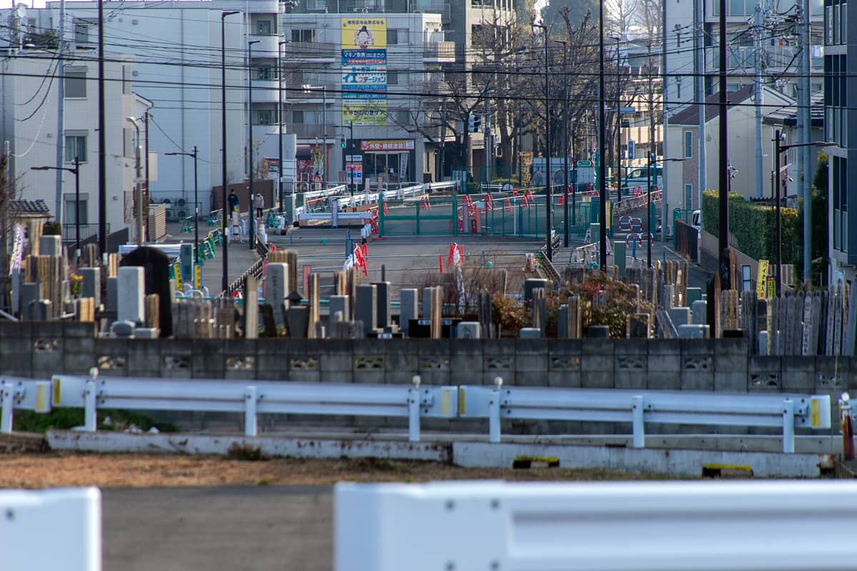 墓地越しに北園交差点を見る（写真：大上 祐史）