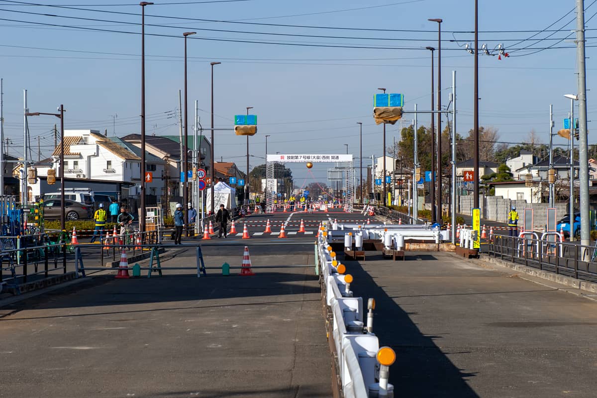 東側区間から望む西側区間。交差点の左右に都道24号練馬所沢線が通る（写真：大上 祐史）