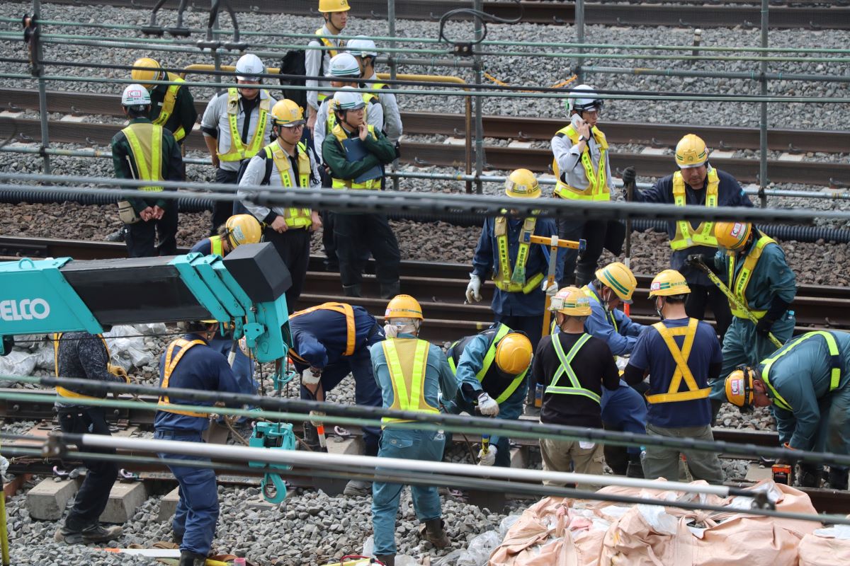 線路を手作業で動かす様子。2025年4月19日に撮影（写真：日経クロステック）