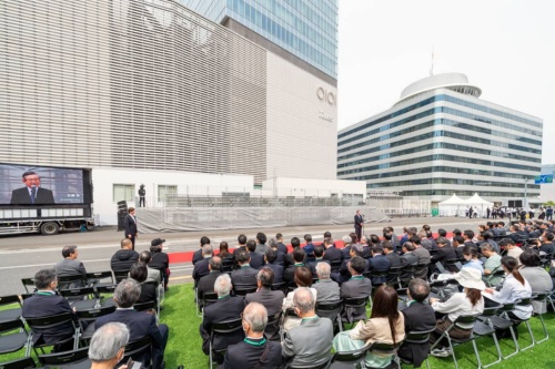 関係者を招いてのセレモニー(写真:大上 祐史)