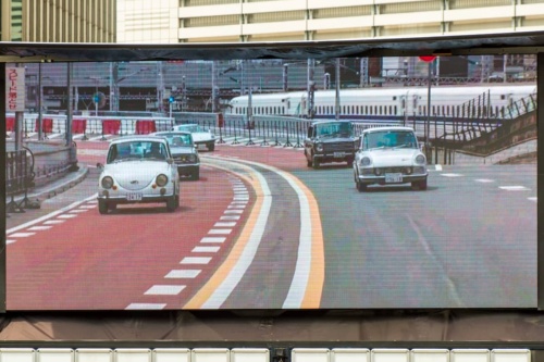 車の代表として、1966年式「スバル360」から1998年式「プリウス」までのクラシックカーがパレード(写真:大上 祐史)