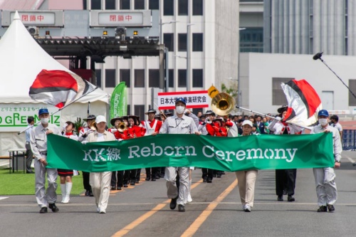 人の代表として、華やかな演奏と共にパレード(写真:大上 祐史)