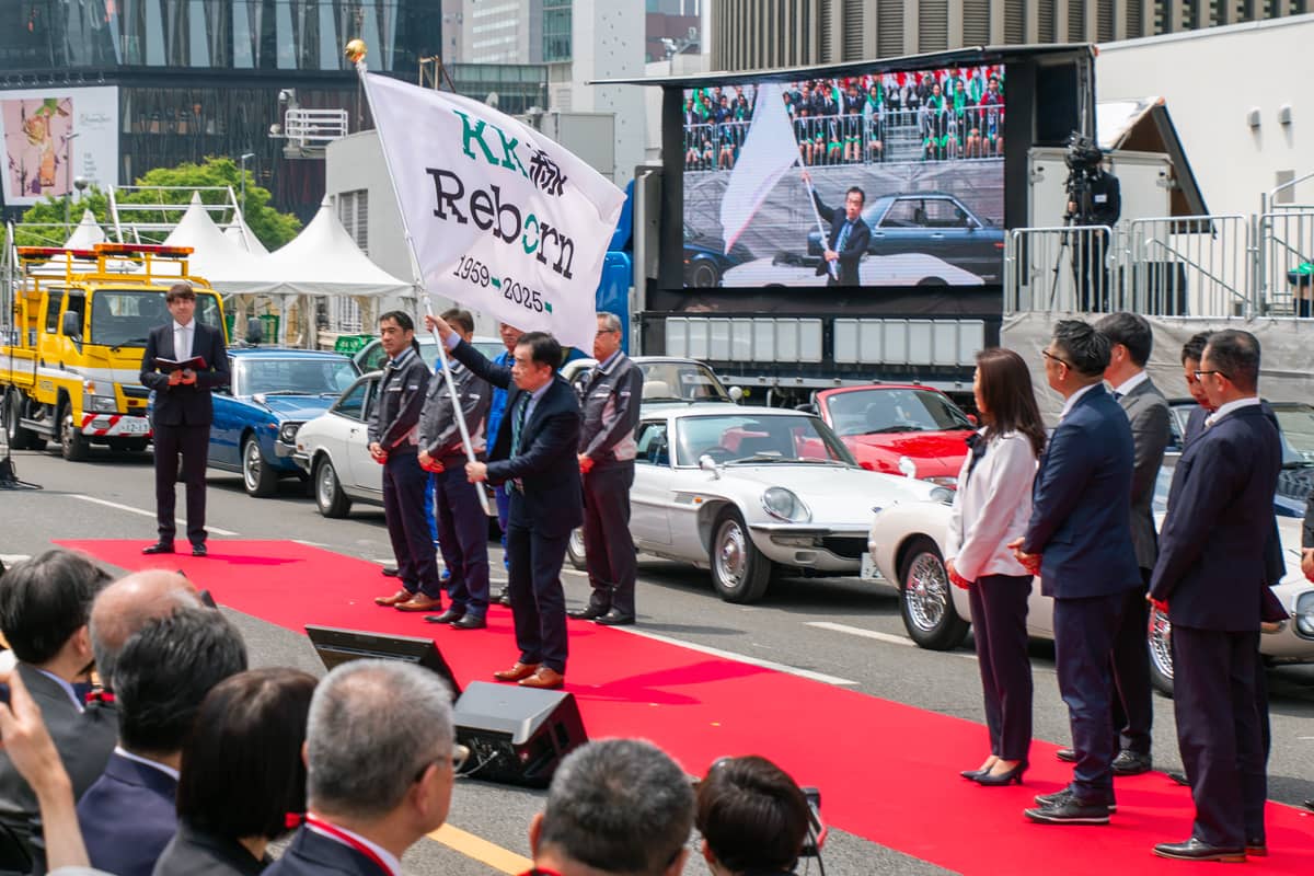 「KK線 Reborn」と書かれたフラッグが大きく振られる（写真：大上 祐史）