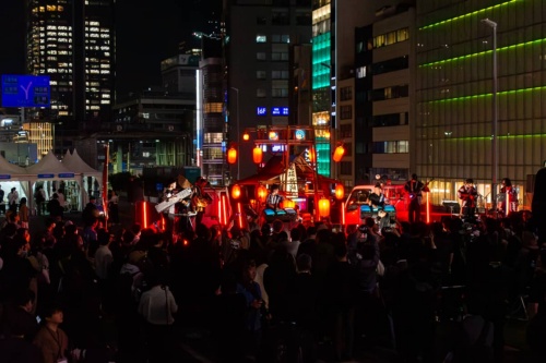 盛り上がるELECTRONICOS FANTASTICOS!による演奏(写真:大上 祐史)