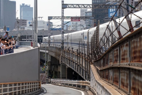 新幹線が数分間隔で目の前を横切っていく(写真:大上 祐史)