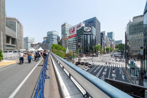 眼下に広がる数寄屋橋交差点(写真:大上 祐史)