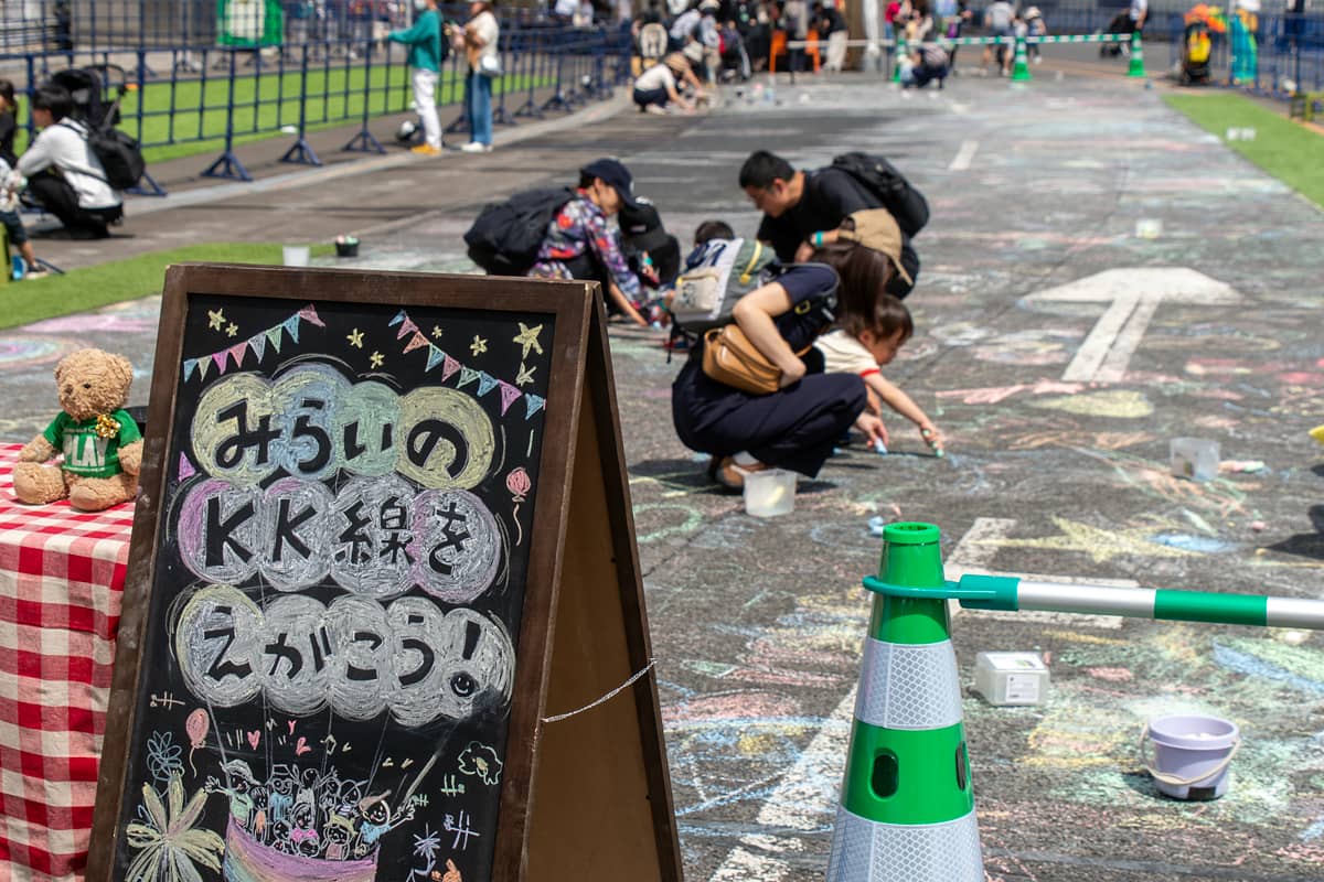 本線上で自由に落書きをする親子（写真：大上 祐史）