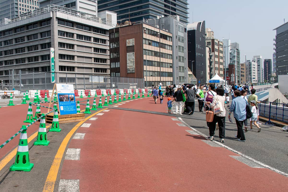 右に大きく曲がった先に西銀座入口がある（写真：大上 祐史）