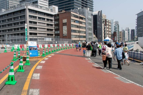 右に大きく曲がった先に西銀座入口がある(写真:大上 祐史)
