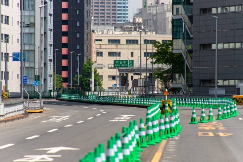 遠方に見える京橋JCTの料金所(写真:大上 祐史)