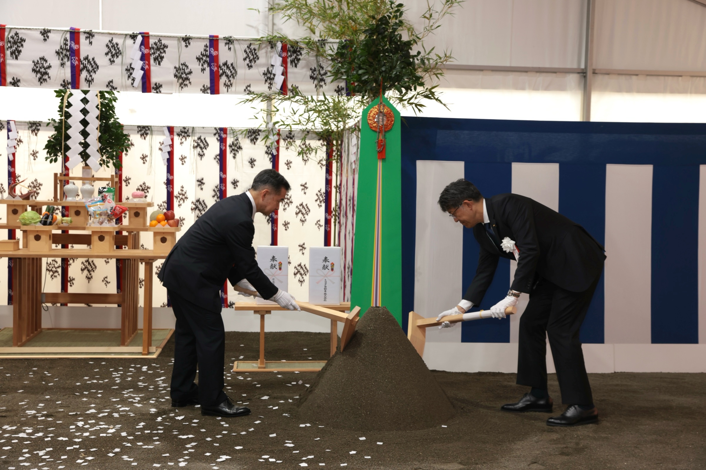 2025年5月23日に開催した起工式の様子。京浜急行電鉄の川俣幸宏社長とトヨタ自動車の佐藤恒治社長がくわ入れした（写真：京浜急行電鉄）