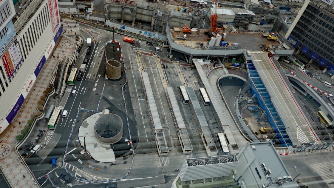 新宿駅西口付近のビルから見下ろした西口駅前広場の現況（写真：日経クロステック）