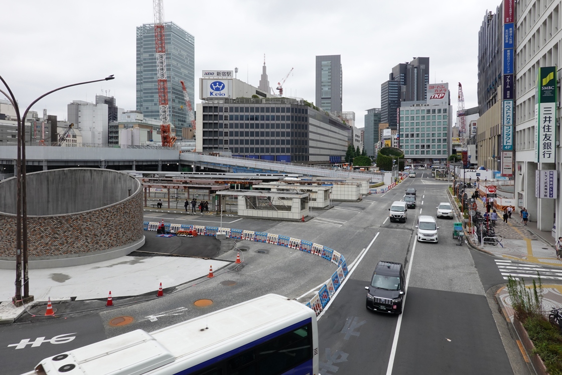 新宿駅西口駅前広場の現況。南北に貫く車道（写真右側）のため、東京都庁方面（写真右端）から駅に向かう歩行者は広場を直進できない（写真：日経クロステック）