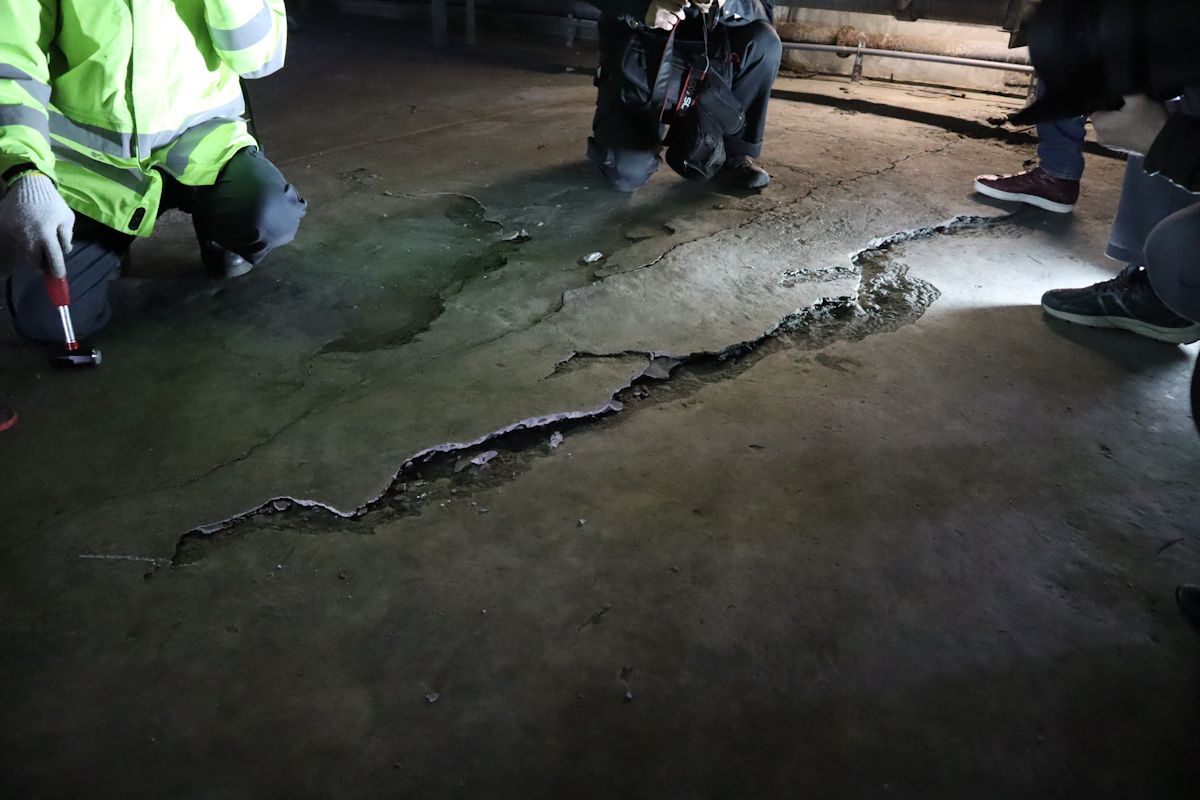 羽田トンネルのダクト部。足元のひび割れたコンクリートが中床版（写真：日経クロステック）