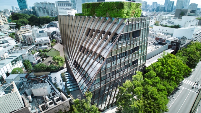 東京・原宿の新しい商業施設「原宿クエスト」。表参道側の上空から見た外観は複雑にねじれた形状をしている(写真:NTT都市開発)