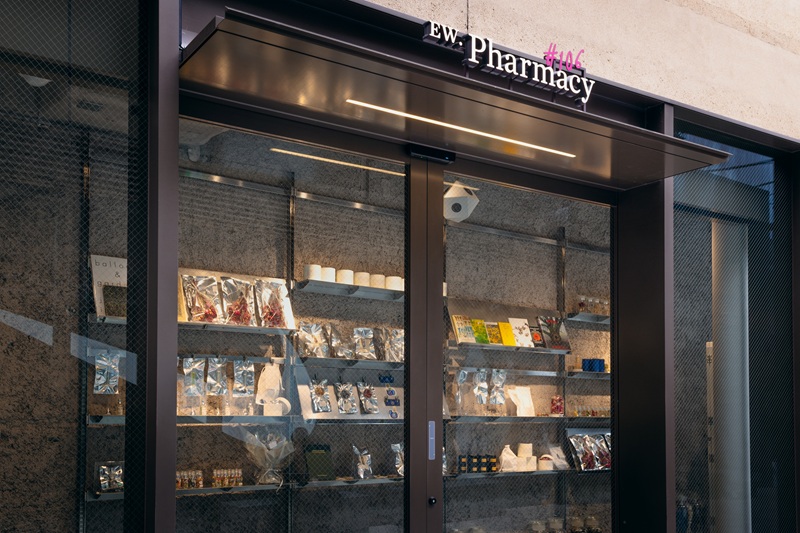 パサージュの途中の1階にオープンした新店舗「EW.Pharmacy #106」（写真：HARAJUKU QUEST×edenworks はな と あるくひ）