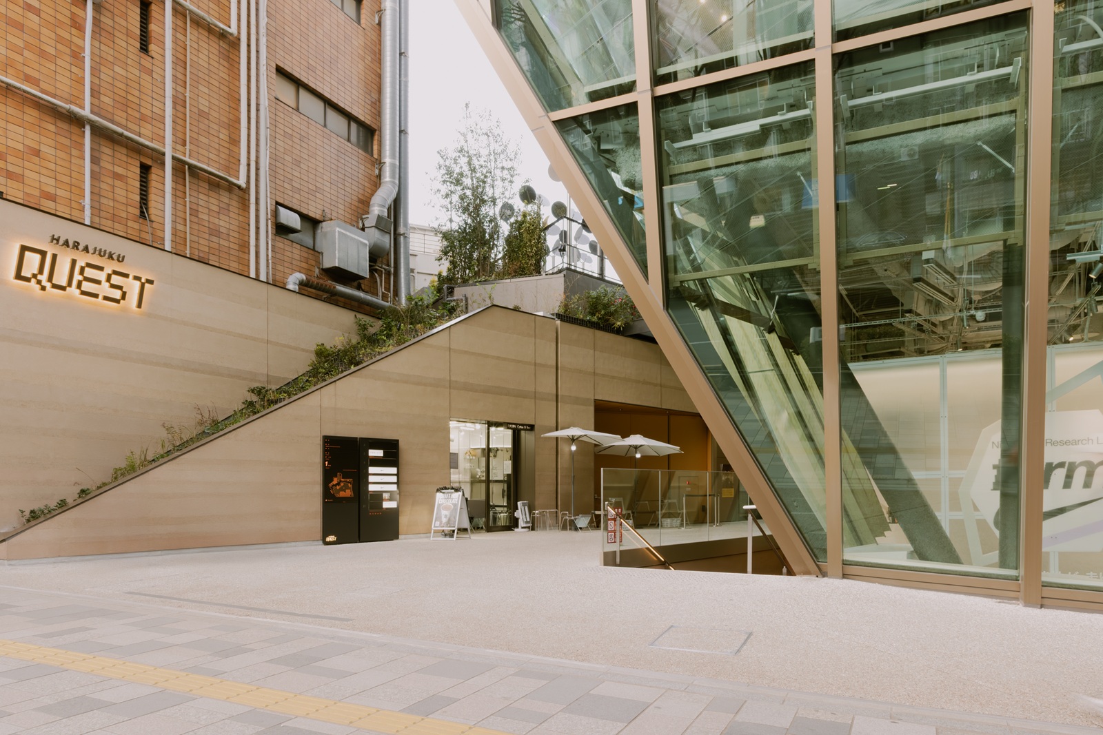 パサージュの壁は明治神宮周辺の地層をイメージした版築壁（写真：日経クロステック）