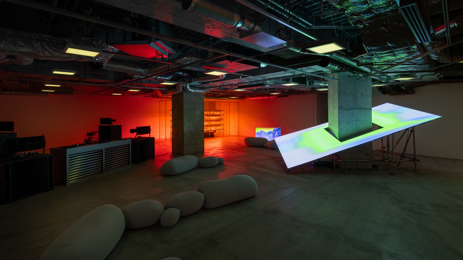 地下空間に地上の光を取り込むインスタレーションなどを展開（写真：en one tokyo、YOSHIROTTEN）